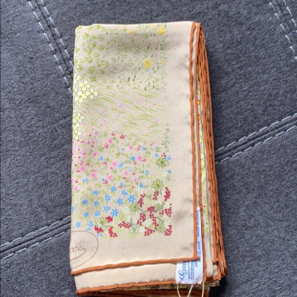 Vintage Gucci scarf. Still has the tag never used - Picture 6 of 6